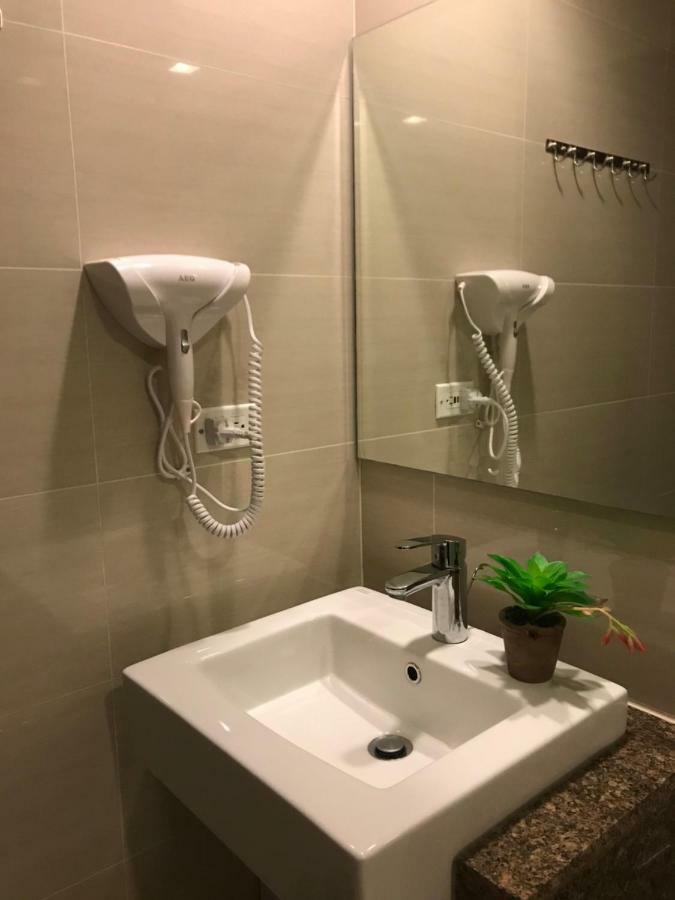 Travellers 101 Condo Near Manila Airport Экстерьер фото
